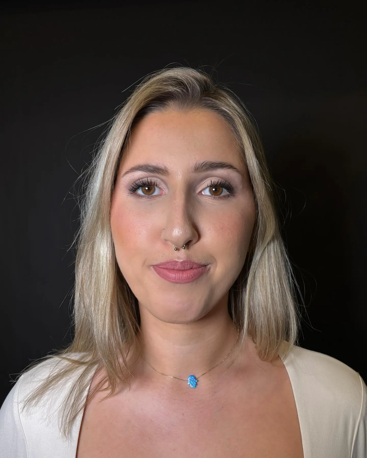 Soft glam make-up van voren: zachte mauve oogschaduw, wimpers en rozé lippen